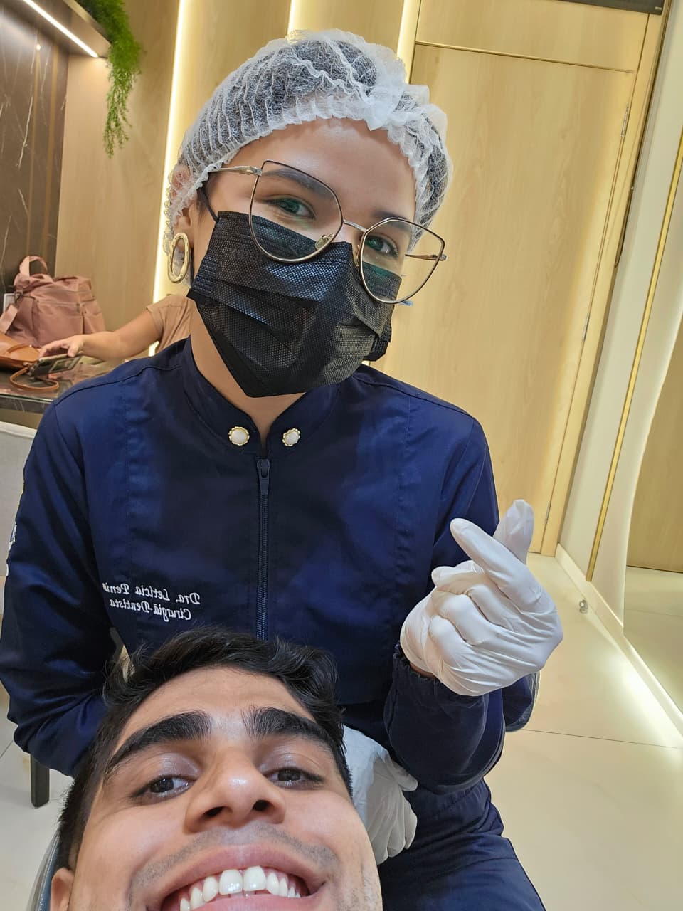 Dra. Letícia Penin e equipe em ambiente profissional do consultório